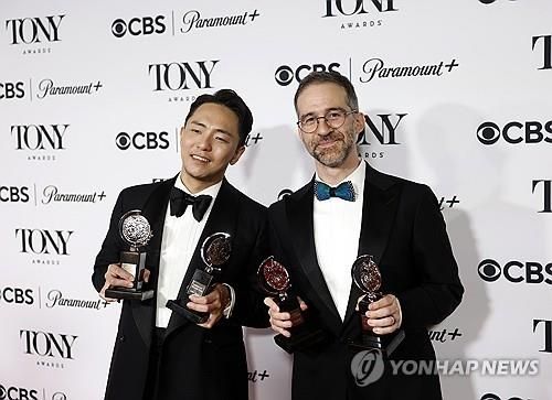 토니상 거머쥔 박천휴 작가(왼쪽)와 윌 애런슨 작곡가