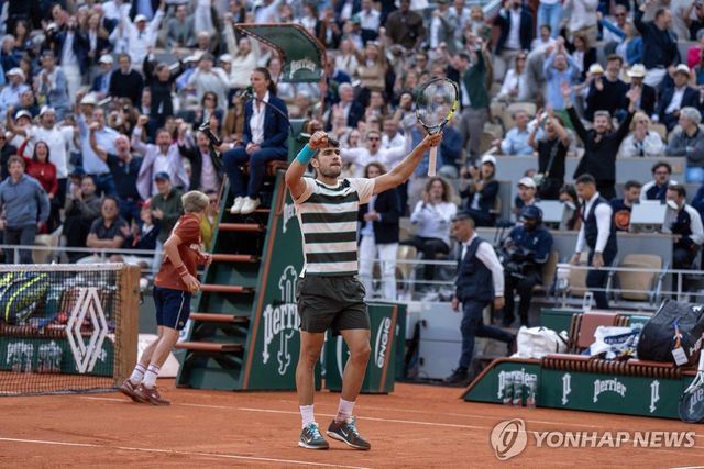 팬들의 환호에 답하는 알카라스