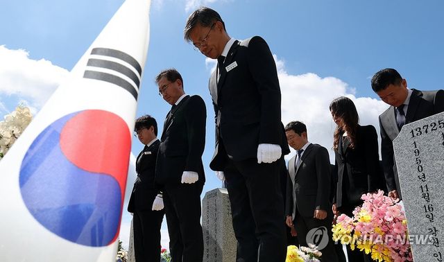 이명현 특검, 고 채 상병 묘소 참배