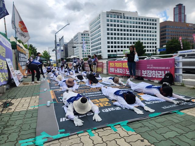 발달장애인 통합돌봄 예산 증액 촉구하며 오체투지 집회하는 전국부모장애인연대