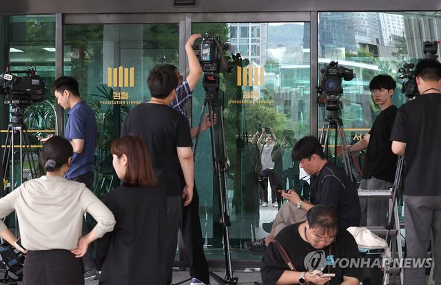 윤 전 대통령 불출석에 취재진만