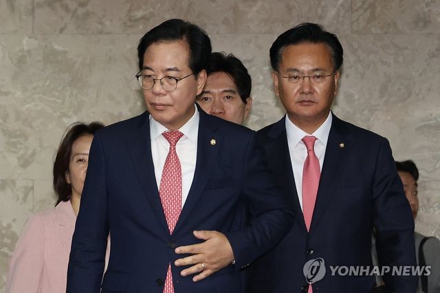 의총 참석하는 송언석 원내대표