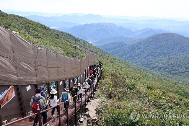 무등산 정상부의 군부대 가림막
