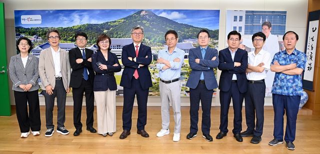 신병 치료 이철우 경북도지사, 1일 출근해 '화공특강' 참석자들과 기념 촬영 