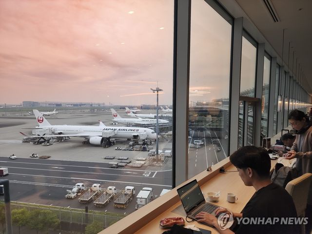 뜨고 내리는 항공기를 바라볼 수 있는 하네다공항 사쿠라 라운지 [사진/성연재 기자]