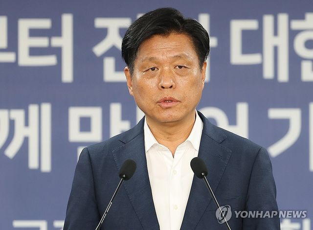 브리핑하는 조승래 대변인