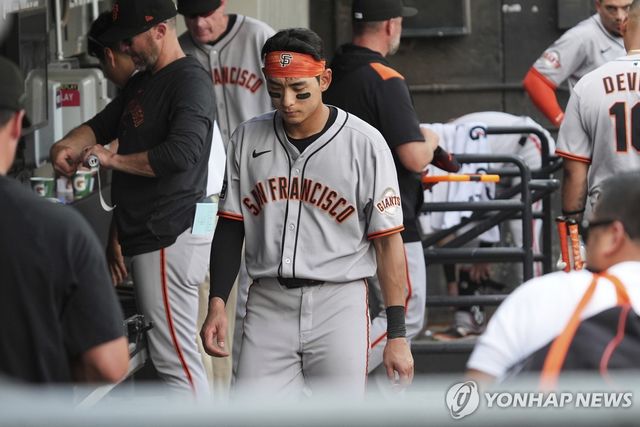 고개 숙인 이정후(가운데)