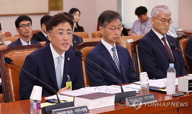 질의에 답변하는 이진수 법무부 장관 직무대행