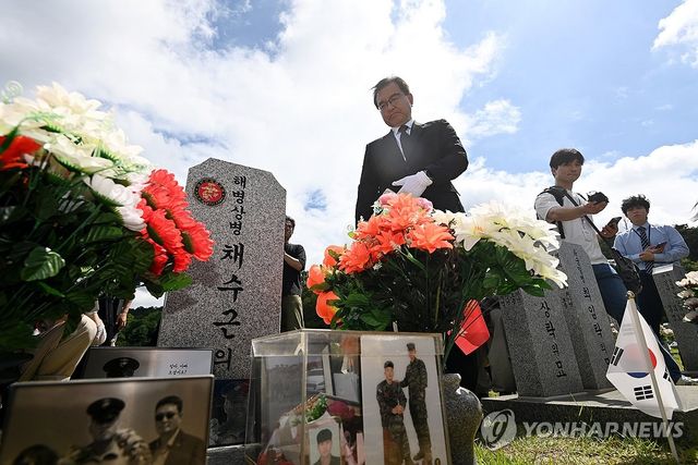 고 채 상병 묘소 참배하는 이명현 특검