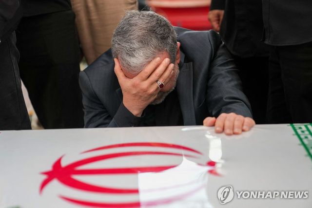 슬퍼하는 이란 외무장관