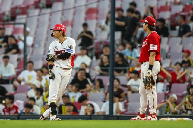 1일 SSG 전에서 1루에 출루한 KIA 고종욱(왼쪽)