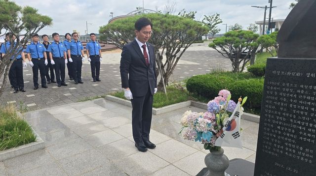해경정비창장과 직원들, 고 박경조 흉상 참배 