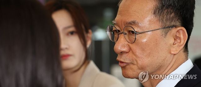 질문에 답하는 정성호 법무부 장관 후보자