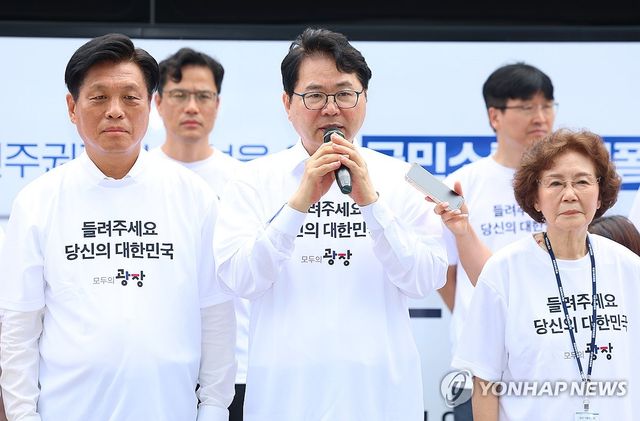 '버스로 찾아가는 모두의 광장' 출정식, 격려사하는 이한주 위원장