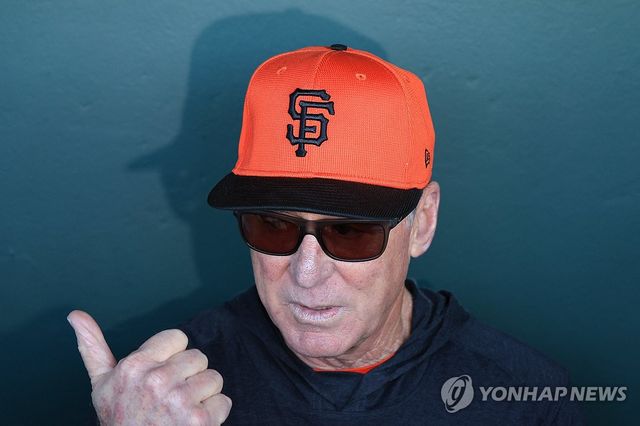 훈련에 앞서 인터뷰하는 밥 멜빈 샌프란시스코 자이언츠 감독