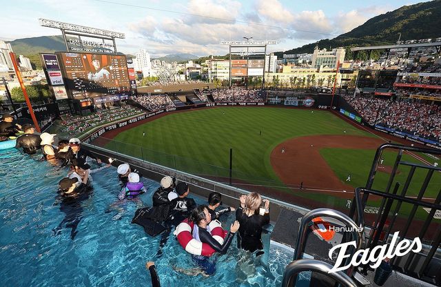 프로야구 한화, 1일 홈 경기부터 야구장 내 수영장 시범 운영