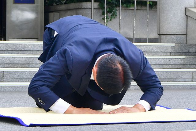 군민에게 큰절하는 김한종 장성군수