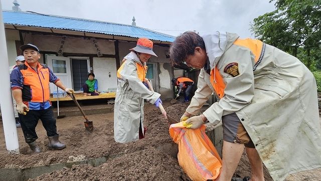 경북 의용소방대가 풍수해 피해주택 현장에서 복구활동을 하고 있다.