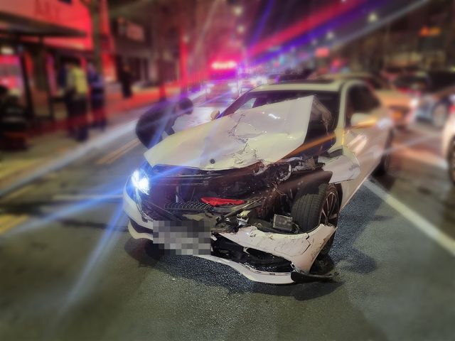 사고 당시 파손된 벤츠차량