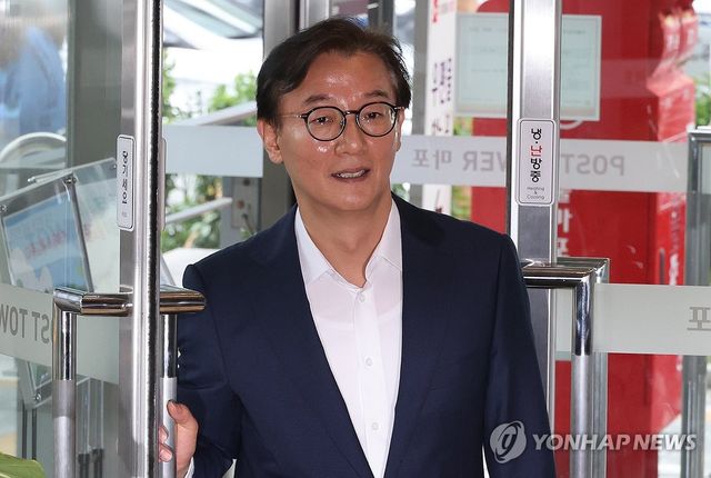 사무실 도착한 전재수 해양수산부 장관 후보자