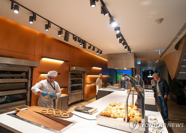 요리사가 근무하는 터키항공 비즈니스 라운지 [사진/성연재 기자]