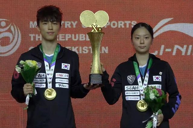 혼합복식 우승을 합작한 김가온(왼쪽)과 박가현