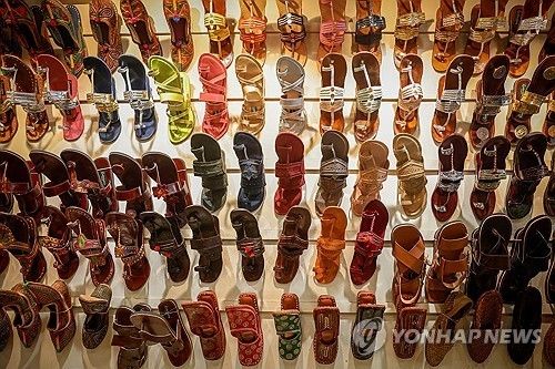인도의 전통 샌들 '콜라푸리 차팔' 