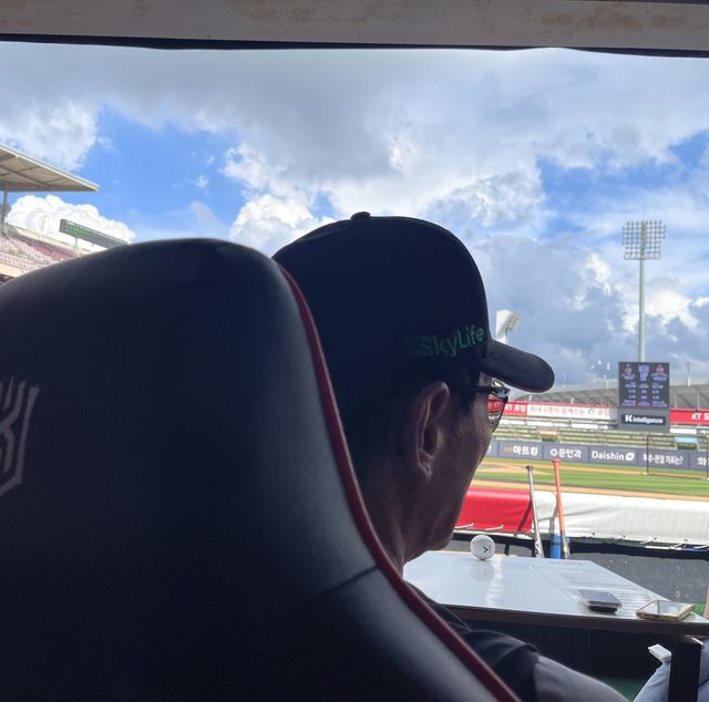 더그아웃에서 하늘을 바라보는 이강철 kt 감독