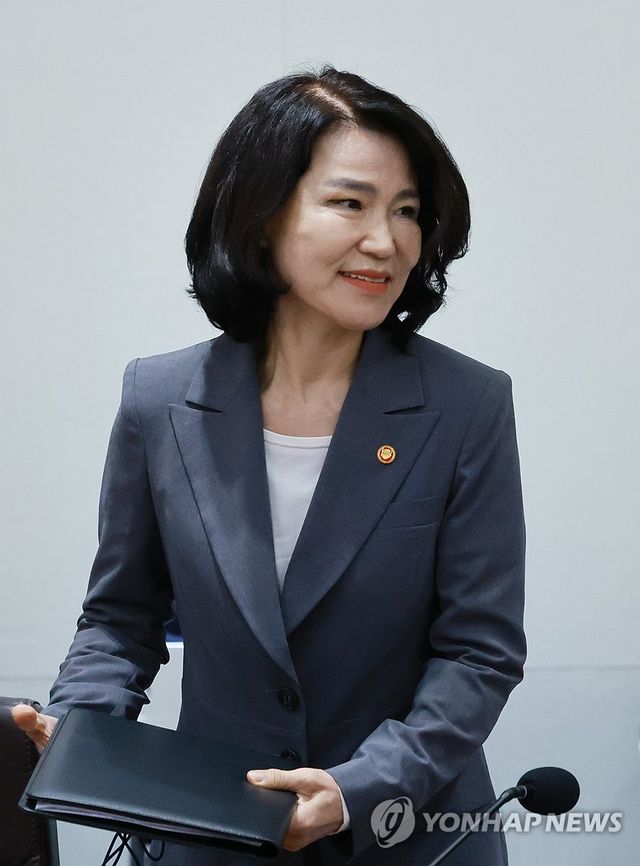 국무회의 참석하는 이진숙 방송통신위원장