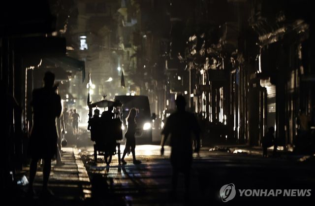 6월 30일(현지시간) 정전된 쿠바 수도 아바나 거리