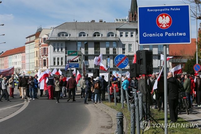 독일 국경서 불법이민 반대 시위하는 폴란드 시민들