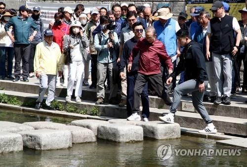 청계천 징검다리 폴짝폴짝 넘는 이명박