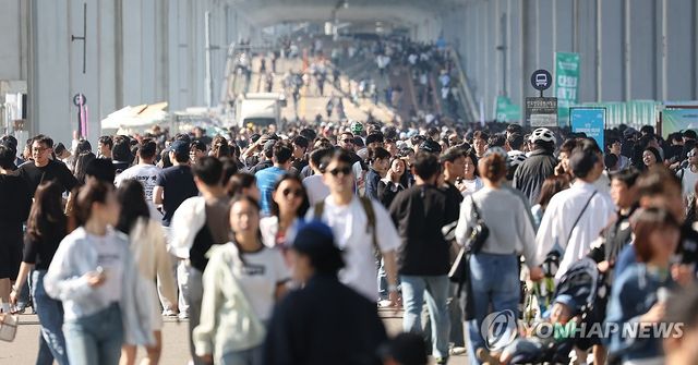 휴일 즐기러 나온 시민들