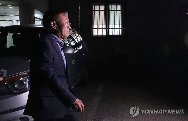 경찰 소환조사 마치고 귀가하는 김진하 양양군수