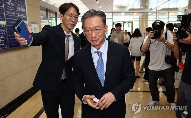 인사청문 준비 사무실 향하는 정성호 장관 후보자