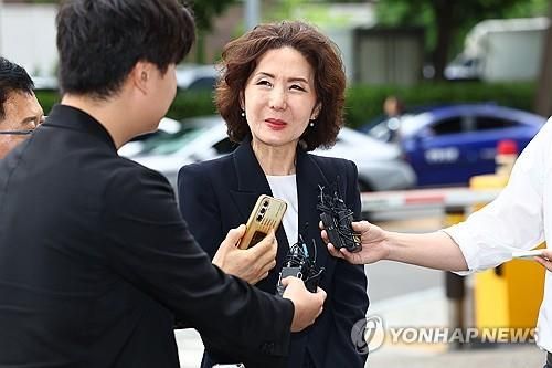 취재진 질문 듣는 이진숙 교육부 장관 후보자