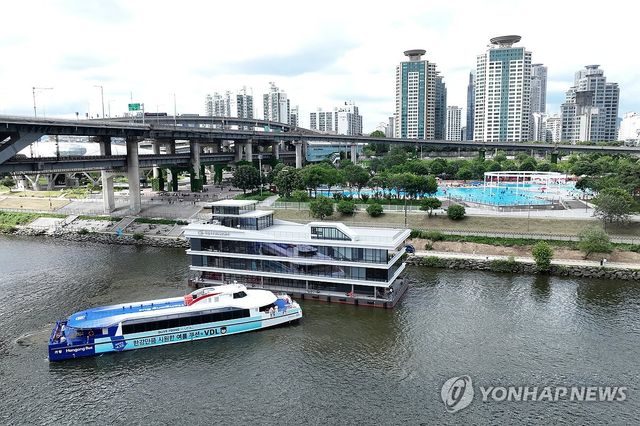 뚝섬 선착장 떠나는 한강버스