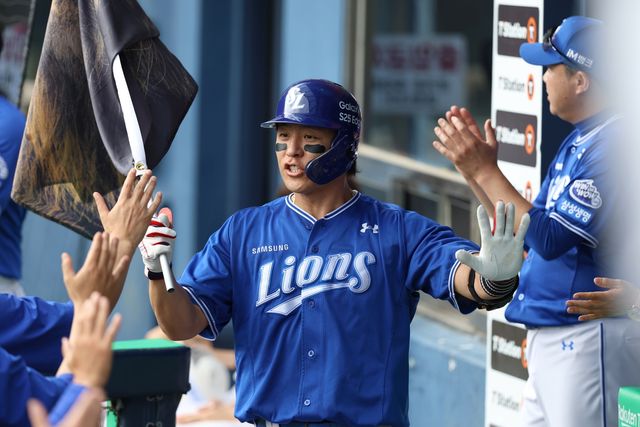 1일 두산과 경기에서 홈런을 때린 삼성 강민호.