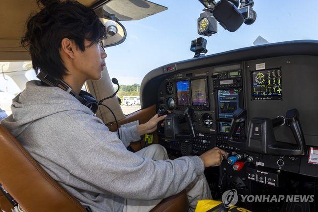 2024년 8월 6일 제네바 공항에서 이륙 준비 중인 이선 궈의 모습