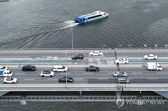 한강버스 '도로 대신 물길을 따라'