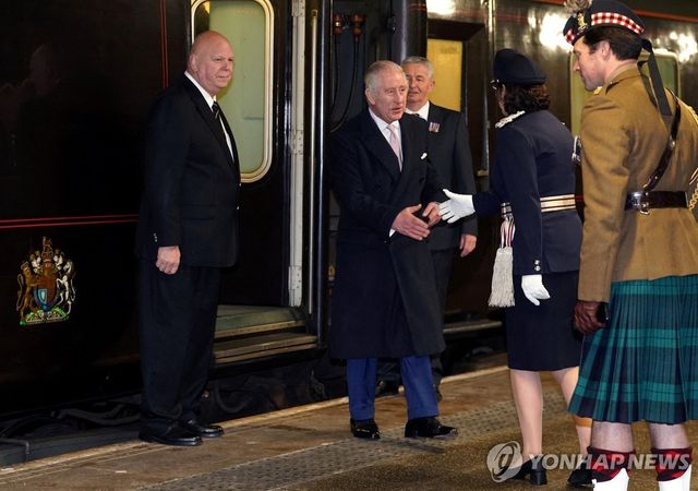 2023년 로열 트레인을 타고 맨체스터 빅토리아역에 도착한 찰스 3세