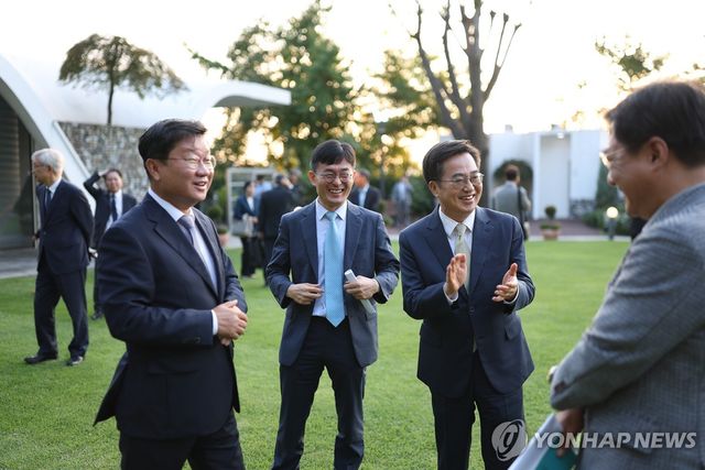 작년 10월 김동연 지사와 환담하는 전해철 경기도정자문위원장