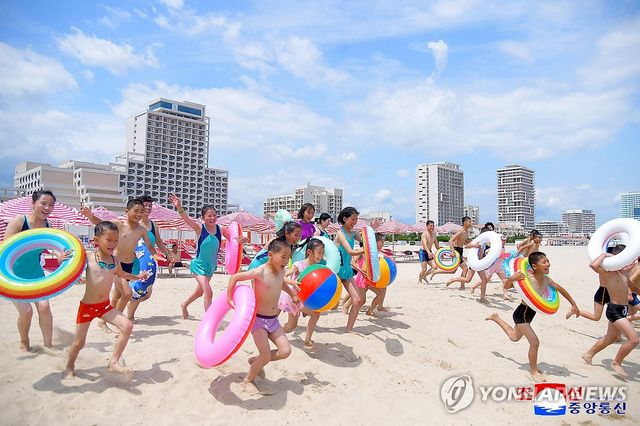 북한판 복합리조트 원산갈마관광지구 개장…"황홀한 명소"