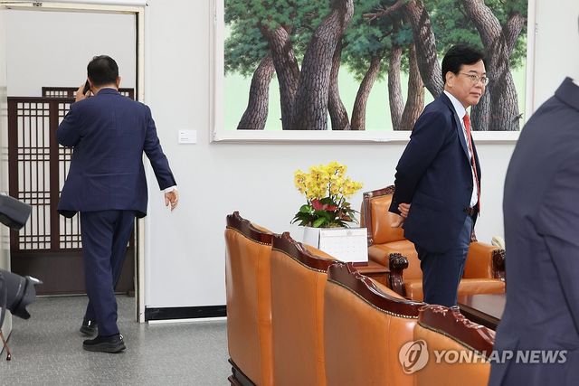 양당 원내대표 비공개 회동