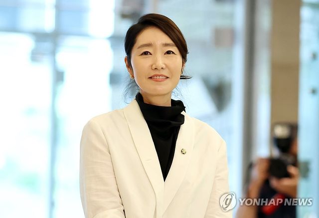 질문 답하는 강선우 장관 후보자