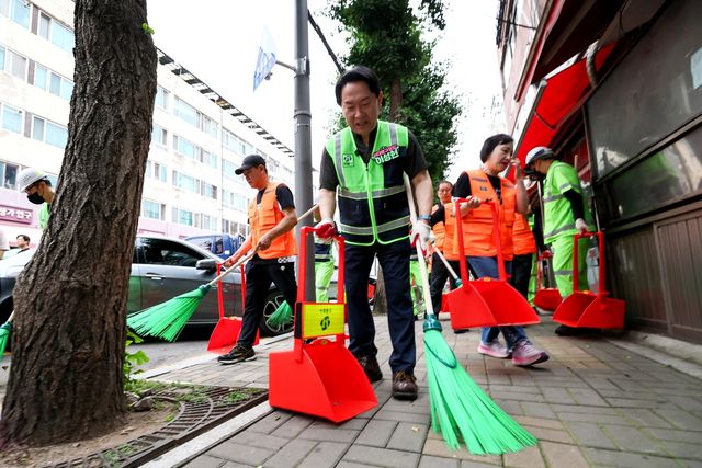거리 청소하는 이성헌 구청장