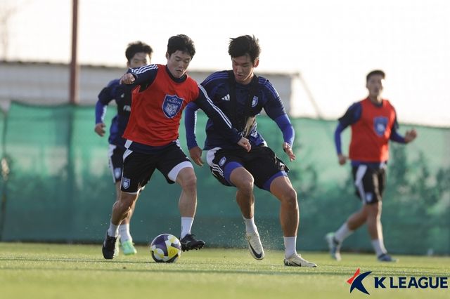 울산서 전지훈련 하던 정성빈(오른쪽에서 두 번째)