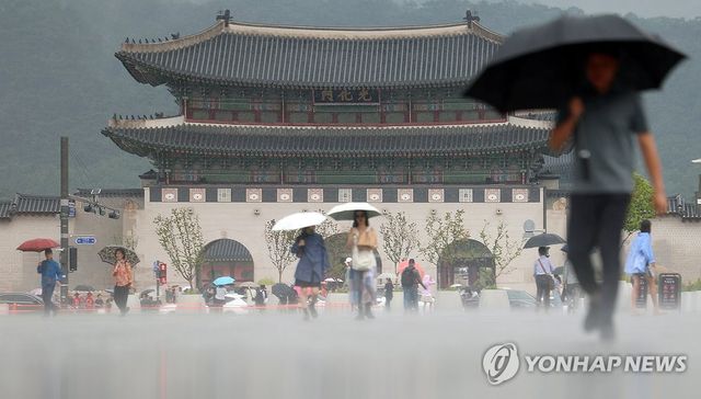 소나기 내리는 광화문광장