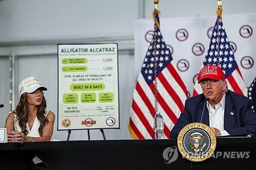 플로리다 구금시설서 간담회 하는 트럼프 대통령