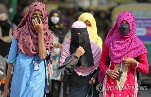 히잡과 니캅 착용한 인도 여성들